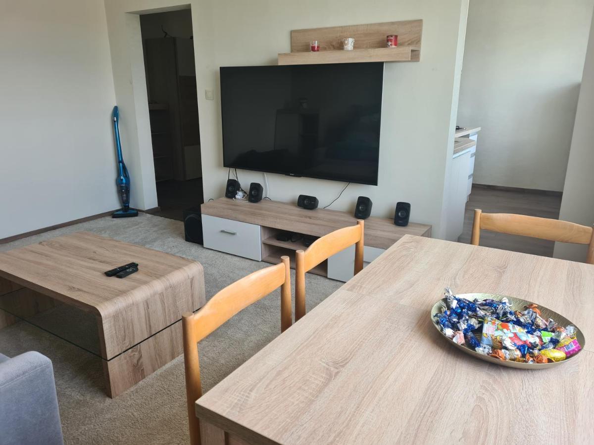 Ferienwohnung Apartman Valentin Komárno Exterior foto